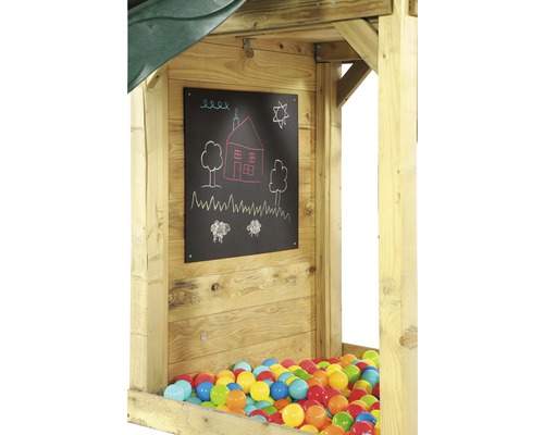 Detailansicht eines Spielhauses mit Tafel und Bällebad