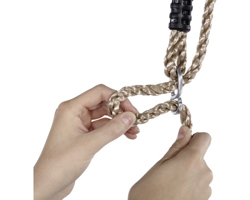 Hände passen die Länge des Seils einer Schaukel an.