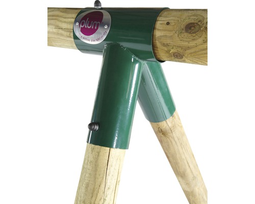 Detailansicht einer Spielplatzschaukel mit Plum Logo und grünem Metallrahmen um Holzpfosten.