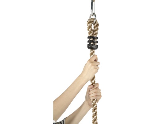 Hände halten ein Kletterseil mit Karabiner