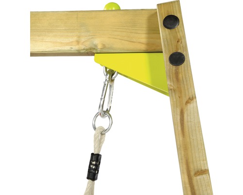 Detailansicht einer Schaukelbefestigung mit Karabinerhaken an einem Holzgerüst.