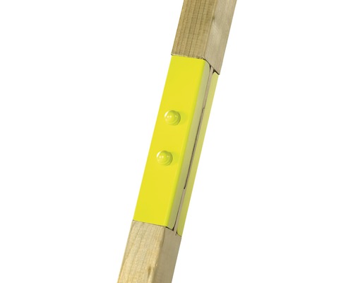 Holzbalken mit gelbem Metallverbinder und zwei Nieten