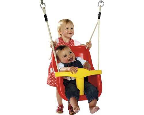 Zwei Kinder spielen mit einer Kinderschaukel mit Seilen