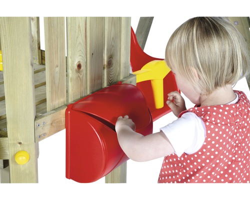 Kind an Spielturm mit rotem Briefkasten