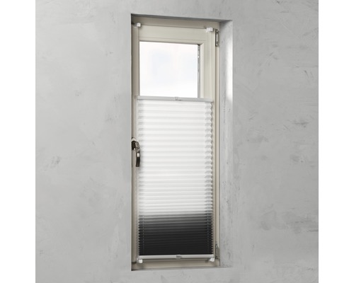 Fenster mit halb geschlossenem, weißem und blickdichtem Faltrollo