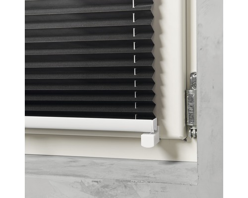 Nahaufnahme einer schwarzen, montierten Fensterplisseeanlage