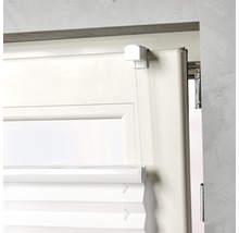 Detailansicht eines weißen Plissees am Fenster