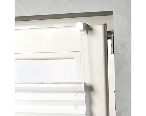 Detailansicht eines weißen Plissees am Fenster