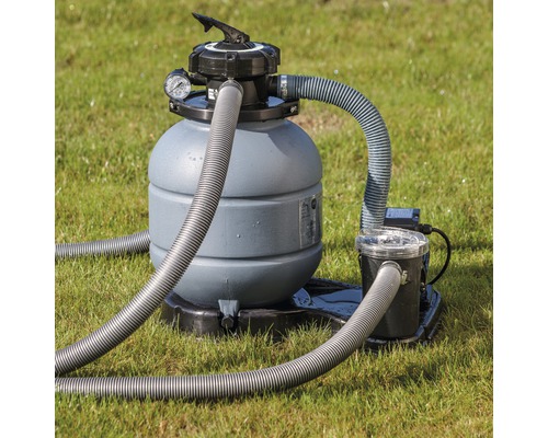 Sandfilteranlage für Pools im Garten