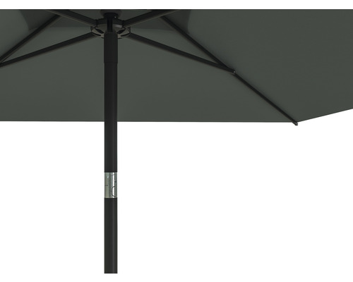 Detailaufnahme eines Sonnenschirms mit Mast und Stoffbespannung