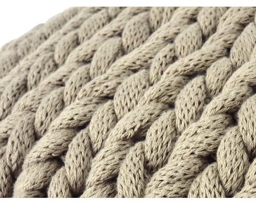 Detailaufnahme von Strickwaren mit Zopfmuster