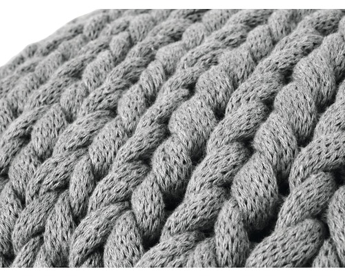 Detailansicht eines Strickpuff Bezugs mit Zopfmuster