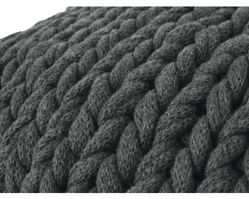 Nahaufnahme eines grob gestrickten Poufs
