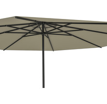 Detailaufnahme eines rechteckigen Sonnenschirms mit schwarzem Gestell