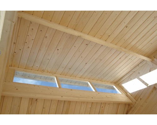 Innenansicht einer Holzsauna mit Fenstern