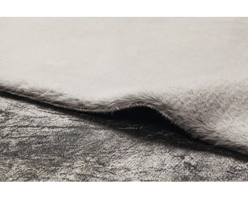 Detailansicht eines Teppichs mit weicher Oberfläche und rutschfester Unterseite