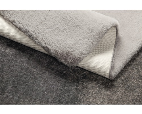 Grauer Teppich mit weicher Oberfläche