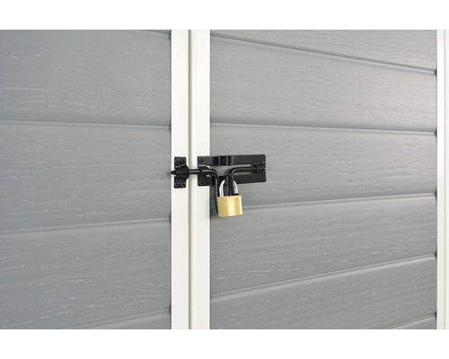 Detailansicht eines abschließbaren Geräteschuppens mit Riegel und Vorhängeschloss