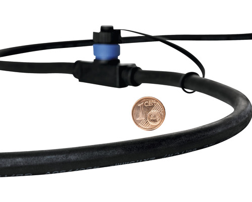 Bewässerungsschlauch mit T-Stück und Ein-Cent-Münze zur Größendarstellung