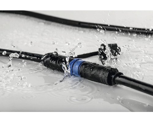 Wasserdichte Stromleitung mit Steckverbindung unter Wasserspritzern