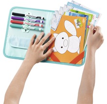 Kind hält eine Zeichenmappe mit Stiften und Vorlagen.