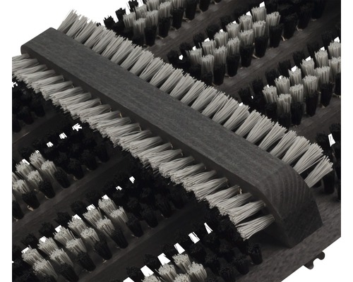 Detailansicht einer Schuhabstreifbürste für den Außenbereich.