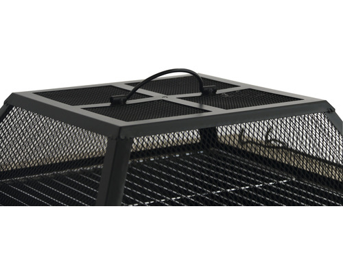 Detailansicht einer Feuerstelle aus Metall mit Funkenschutzgitter