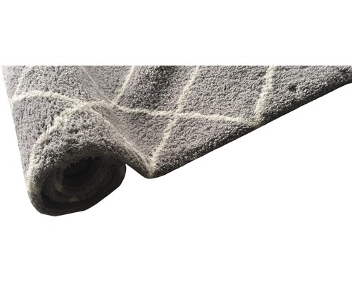 Gerollter grauer Teppich mit geometrischem Muster