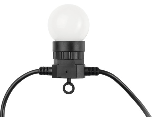 Detailaufnahme einer Lichterkette mit runder Glühbirne und schwarzem Kabel