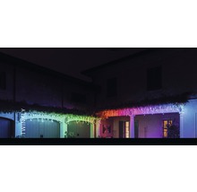 Hausfassade mit mehrfarbiger Twinkly Lichterkette als Dekoration