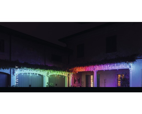 Hausfassade mit mehrfarbiger Twinkly Lichterkette als Dekoration