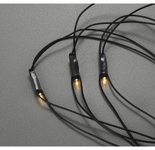 Nahaufnahme von LED-Lichtern an einem schwarzen Kabel