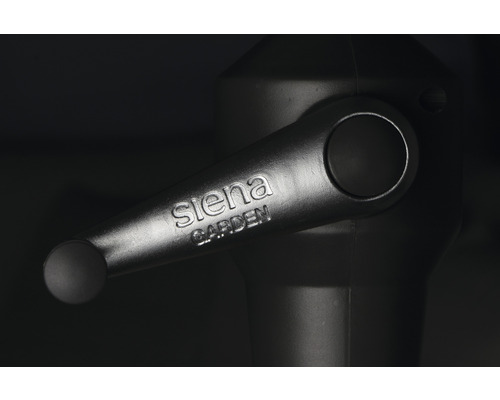 Detailaufnahme des Siena Garden Logos auf einem Gartenmöbel.