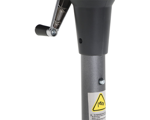 Detailaufnahme einer Kurbel und eines Warnhinweises an einem Sonnenschirmständer