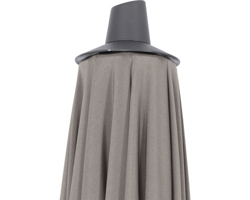 Detailansicht eines Sonnenschirms mit Stoffbespannung