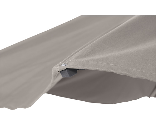 Detailansicht eines Sonnenschirms mit Befestigungselement