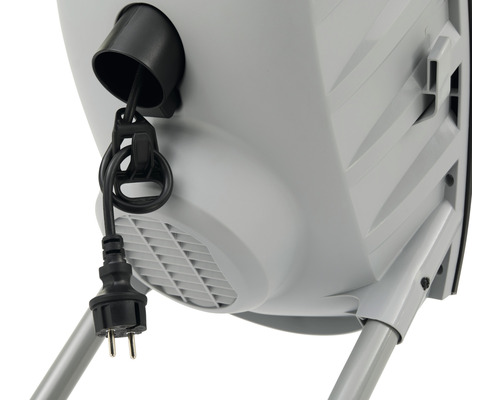 Detailansicht eines Gartenhäckslers mit Stromkabel und Stecker