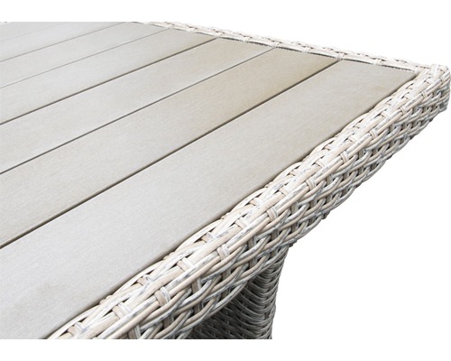 Detailansicht einer Terrassentischplatte aus Holz mit Rattan-Umrandung.