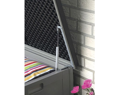 Geöffnete Gartenbox mit farbigen Kissen und Gasdruckfeder