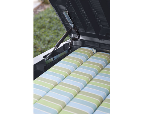 Offene Gartenbox mit gestreiften Auflagen und Gasdruckfeder