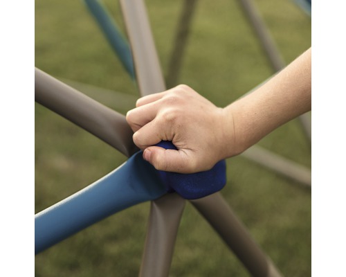 Kinderhand hält Klettergerüststange fest