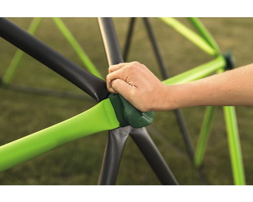 Detailaufnahme einer Person, die eine Kletterkuppel aus Metall hält