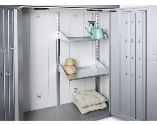 Offener Geräteschrank mit Regalen und verschiedenen Gegenständen wie Gießkanne und Kissen