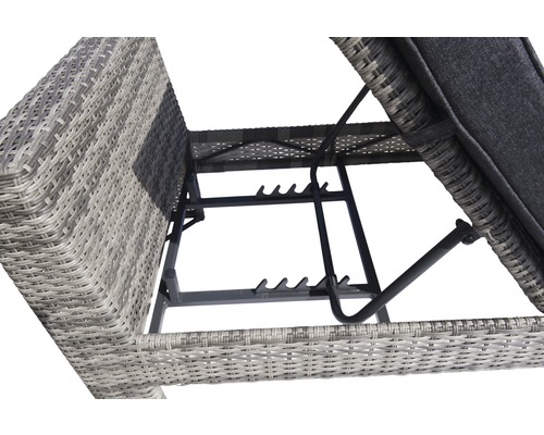 Detailansicht einer verstellbaren Gartenliege aus Rattan mit Metallgestell