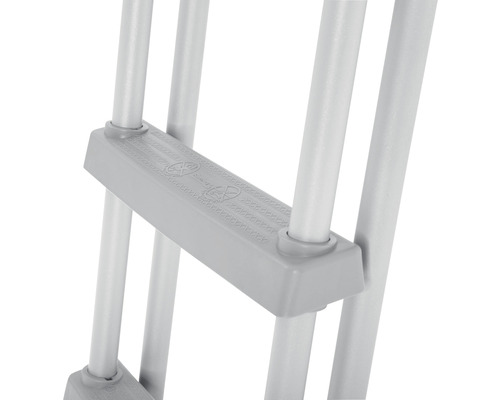 Detailaufnahme einer Leiterstufe mit rutschfestem Profil