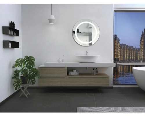 Modernes Badezimmer mit Waschtisch, Spiegel mit Beleuchtung und Pflanze