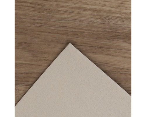 Ausschnitt einer Textiltapete auf einem Holzboden