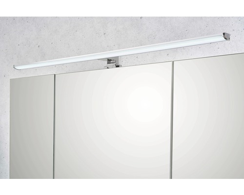 Badezimmer mit Spiegelschrank und Aufsatzleuchte