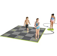 Wasserspielmatte mit Zahlen und spielenden Kindern