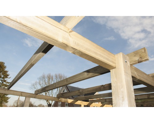 Holzkonstruktion eines Pavillons vor blauem Himmel